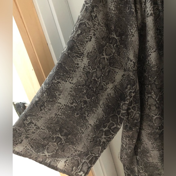 Violet & Claire Grey Animal Snakeskin Print Tunic Top Size 3X - Picture 5 of 7